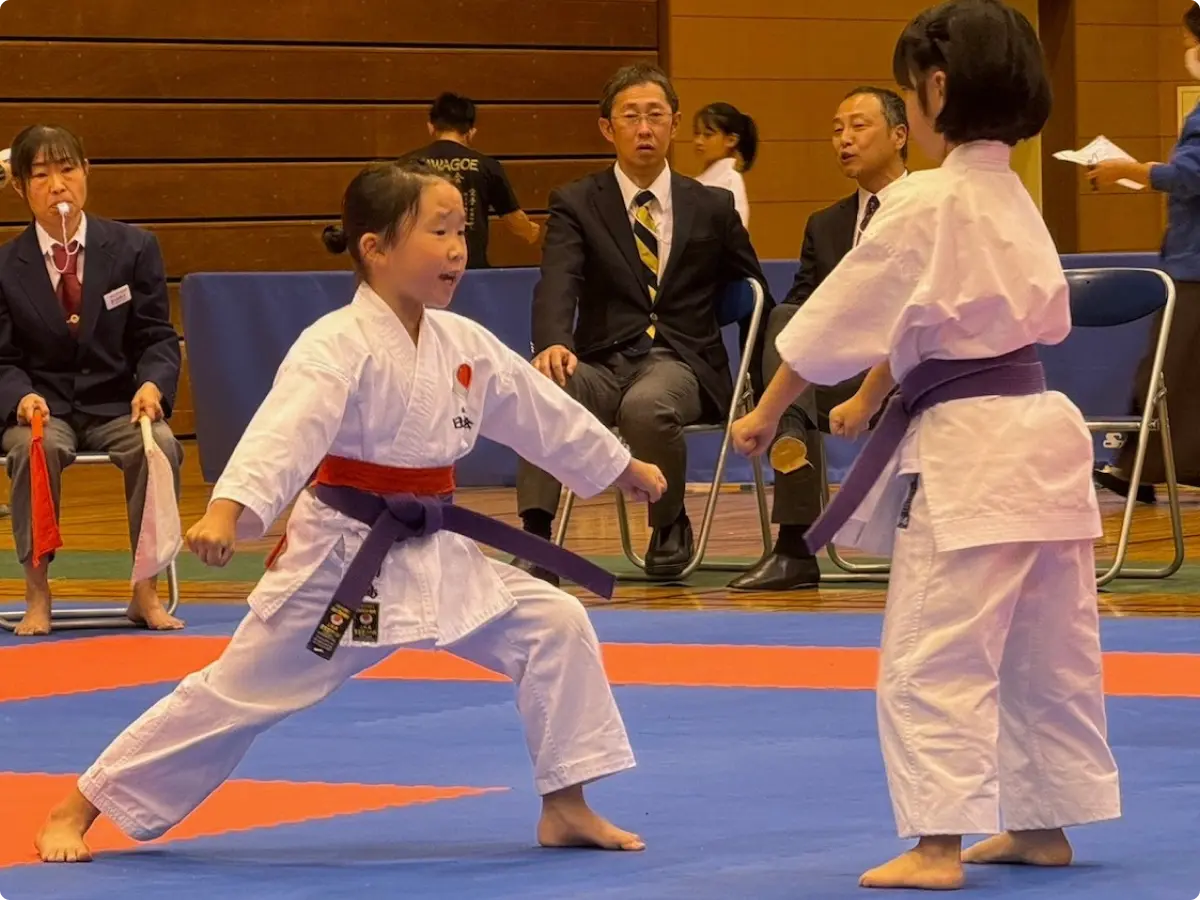 試合中の空手選手たちの画像