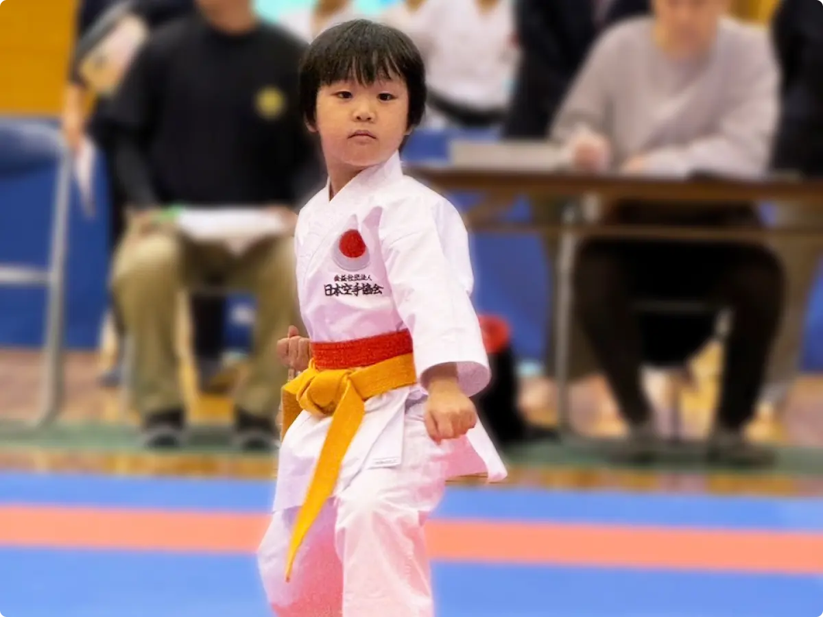 試合で構えをとる幼い空手選手の画像